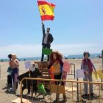 Figura de Santiago Abascal ondeando la bandera de España, sobre una montaña de palés de madera / Twitter