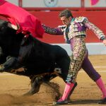 El Fandi da un pase de pecho en el cuarto festejo de la Feria de Santiago. Foto: Efe