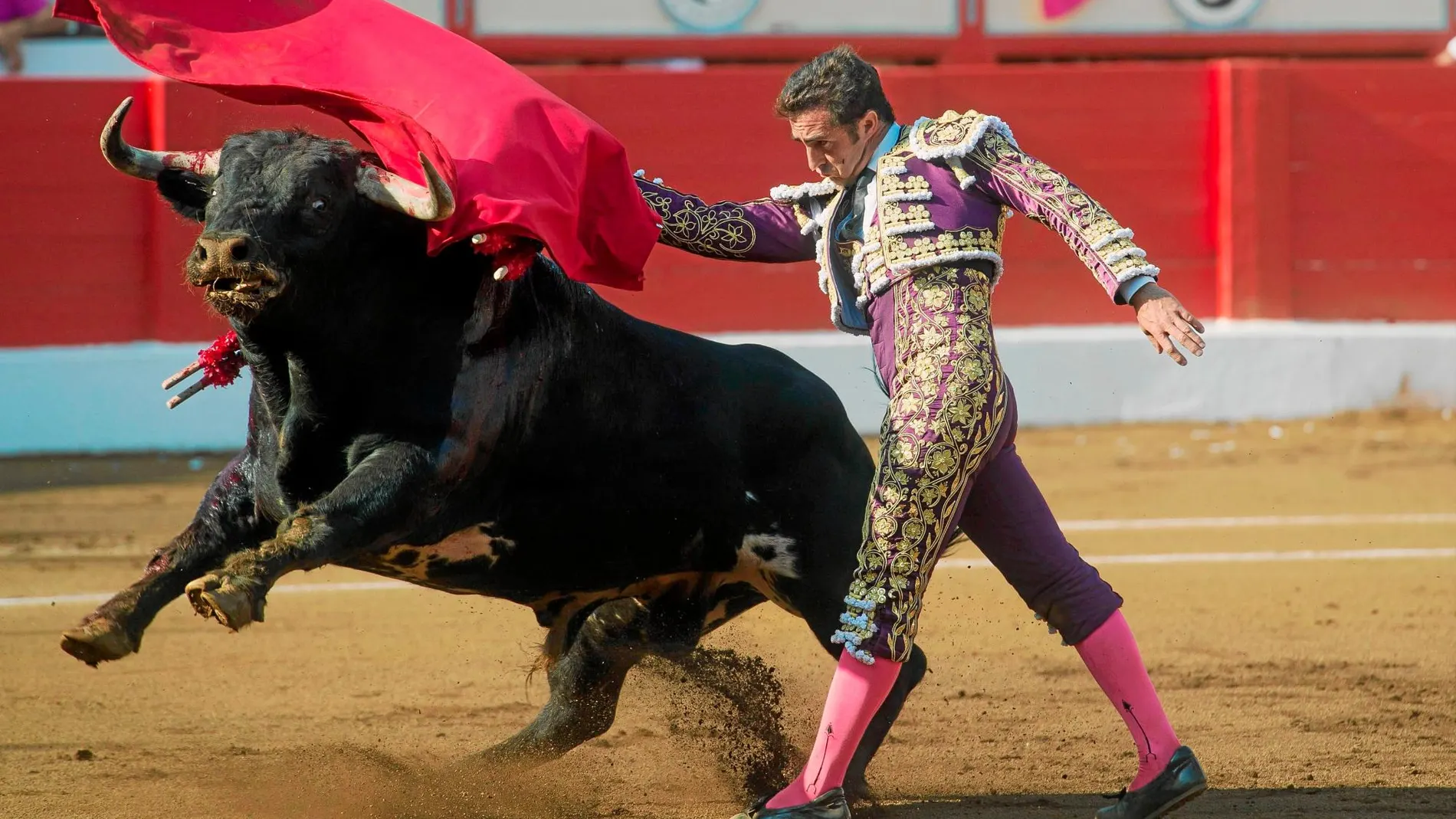 El Fandi da un pase de pecho en el cuarto festejo de la Feria de Santiago. Foto: Efe