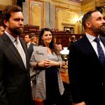 El líder de Vox Santiago Abascal y su portavoz Iván Espinosa de los Monteros (i), en el Congreso.