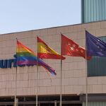 La bandera del Orgullo ondea en el Centro de Seguridad de Alcorcón y se ha retirado la de Alcorcón