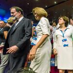 Cospedal y Sáenz de Santamaría junto a Mariano Rajoy, hace un año, en las primarias que ganó Pablo Casado / Foto: Alberto R. Roldán