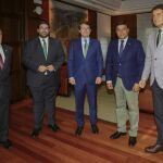 El presidente Alfonso Fernández Mañueco junto al consejero Ángel Ibáñez, Carlos García, Jesús Manuel Sánchez e Ignacio Paradinas