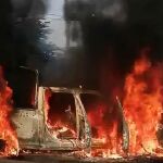 Una patrulla de la policía estatal incinerada tras ser emboscada por un grupo armado en Aguililla, estado de Michoacán / EFE