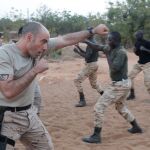 Militares españoles enseñan técnicas de combate cuerpo a cuerpo a soldados malienses