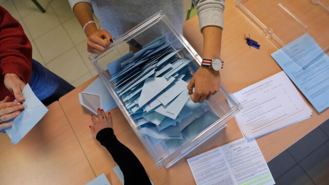 Mes y medio después de las elecciones autonómicas, los partidos aún no han logrado la fórmula para llegar a acuerdos
