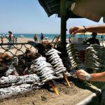 El sector de la restauración repunta en los meses de verano. En la imagen, un chiringuito de Málaga / Foto: Efe
