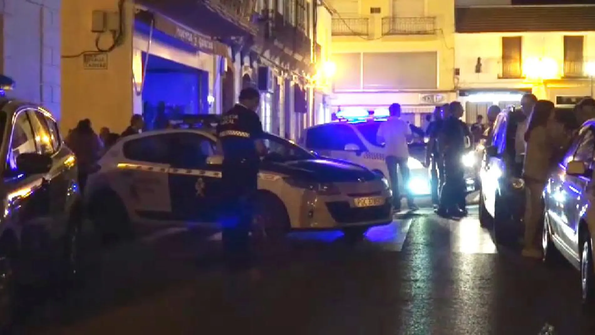 Agentes en el domicilio en La Carolina (Jaén) / Vídeo: Atlas