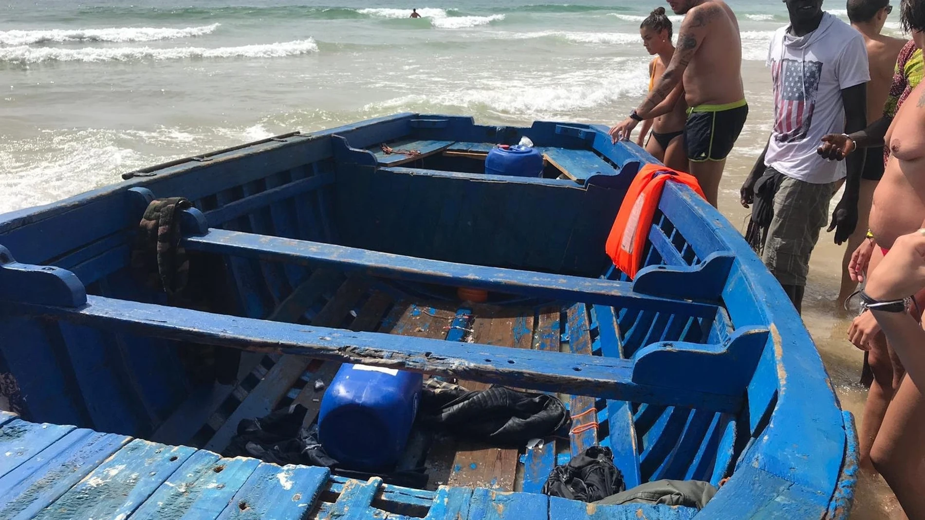 Una patera con un grupo inmigrantes en la playa de Zahora, de Barbate (Cádiz) / Foto: Efe