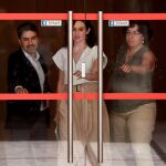 Isabel Díaz Ayuso (c), a su salida de una con el presidente de la Asamblea de Madrid, Juan Trinidad Martos, el pasado 2 de julio