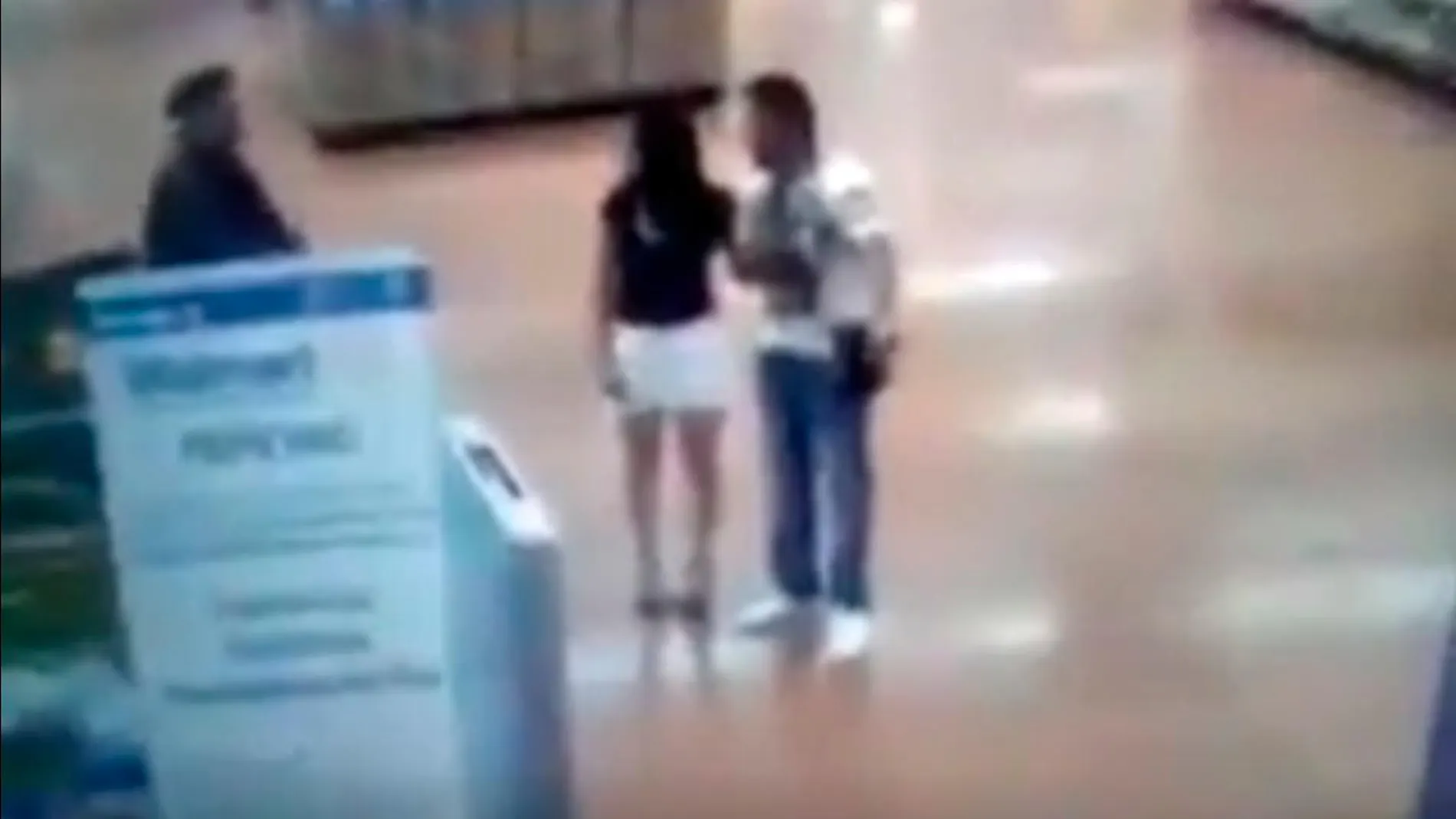 La mujer se desnudó ante su acompañante y el guardia de seguridad