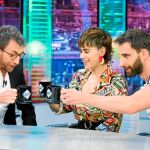 Pablo Motos, con María León y Dani Rovira en el programa. Foto: Atresmedia