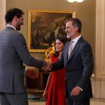 Jorge Garbajosa, presidente de la Federación, saluda a los Reyes