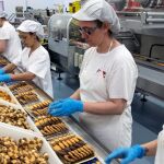 Un grupo de empleadas trabaja en una empresa galletera de Salamanca