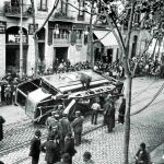 Un tranvía volcado en una calle de Barcelona durante la Semana Trágica, verano de 1909