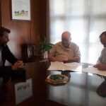 El vicepresidente de Proyecto Hombre, Diego de la Villa, y el presidente de la Fundación Caja Rural del Sur, José Luis García-Palacios Álvarez, firman el nuevo convenio de colaboración entre ambas entidades / EP