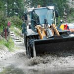 Quitanieves trabajando en el descenso del Iseran por la zona donde debían haber transitado los ciclistas