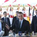 Jair Bolsonaro, presidente brasileño, en una rueda de prensa frente al Palacio de Alvorada