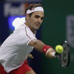 Federer defiende una pelota ante Goffin