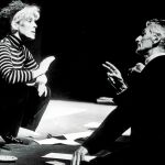 Representación de "Días felices", obra de teatro escrita en 1961 por el dramaturgo y narrador Samuel Beckett (a la derecha)
