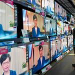 Un hombre sigue ayer el mensaje difundido por la presidenta hongkonesa, Carrie Lam, sobre la retirada de la polémica ley