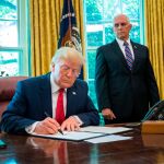 Donald Trump firma frente al vicepresidente, Mike Pence, una orden ejecutiva en la que impone sanciones financieras al líder supremo de Irán, Ali Jameneí, y a su entorno / Foto: Efe