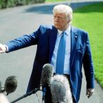 El presidente de EEUU atiende a los medios en la Casa Blanca antes de salir hacia Bethesda / Ap