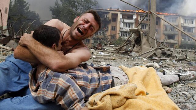 Un georgina llora sobre el cadáver de un familiar después de un bombardeo ruso en Gori (a 80 km de Tiflis), el 9 de agosto de 2008