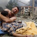 Un georgina llora sobre el cadáver de un familiar después de un bombardeo ruso en Gori (a 80 km de Tiflis), el 9 de agosto de 2008