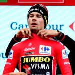 Primoz Roglic recibe su penúltimo maillot rojo