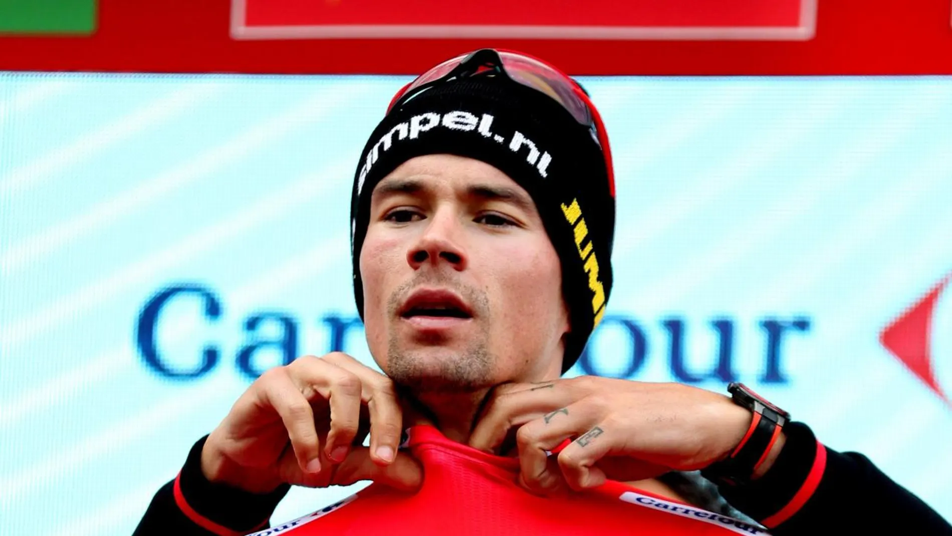 Primoz Roglic recibe su penúltimo maillot rojo