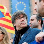 Puigdemont y Comín, ayer, a las puertas del Parlamento Europeo donde se le volvió a impedir entrar