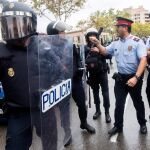 Agentes antidisturbios de la Policía Nacional y de los Mossos d' Esquadra discuten frente a un instituto catalán en septiembre de 2017 / Foto: Efe