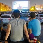 Un grupo de amigos durante la proyección de «El rey león» en el Autocine Madrid Race