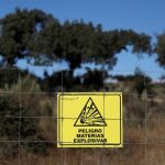 Cartel ubicado en las inmediaciones donde Berkeley pretende abrir la mina