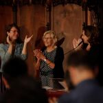 La exalcaldesa de Madrid, Manuela Carmena, acompañada por la alcaldesa de Barcelona, Ada Colau durante el pregón de las fiestas de la Mercè de Barcelona
