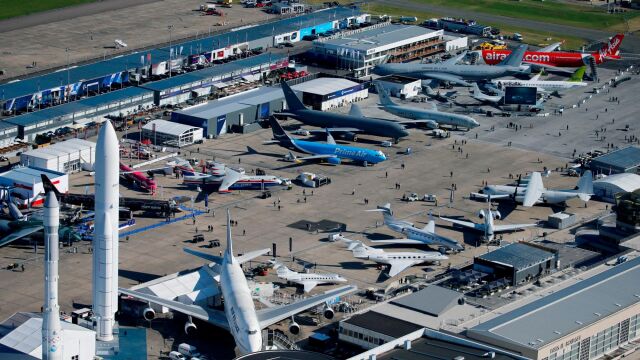 Buscar vuelos en cualquier lugar en una fecha afín a nuestro deseo o comprobar precios de aeropuertos cercanos, algunas opciones para ahorrar dinero.