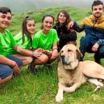 Los jóvenes disfrutan de la expedición con mastines