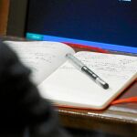El presidente en funciones toma notas en su cuaderno durante una sesión en el Congreso en una imagen de archivo