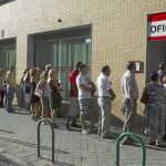 Cola de entrada a una oficina de empleo