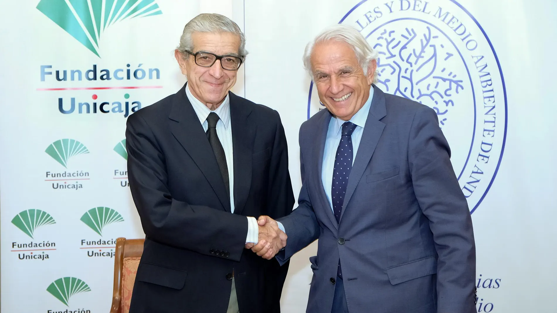 El presidente de la Fundación Unicaja, Braulio Medel, y Antonio Pascual, presidente de la Academia de Ciencias Sociales y del Medio Ambiente / La Razón