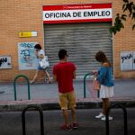 El empleo se hunde: la reducción del paro se frenará un 33%