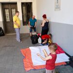 Familias de refugiados con niños duermen en el patio del Samuel Social por la falta de recursos habitacionales.