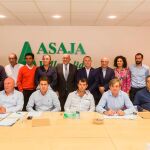 Foto de familia de la Junta Directiva Regional de Asaja con el consejero Jesús Julio Carnero