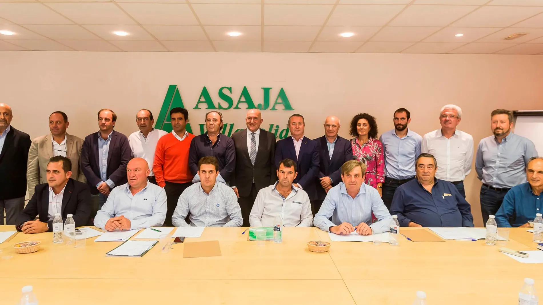 Foto de familia de la Junta Directiva Regional de Asaja con el consejero Jesús Julio Carnero