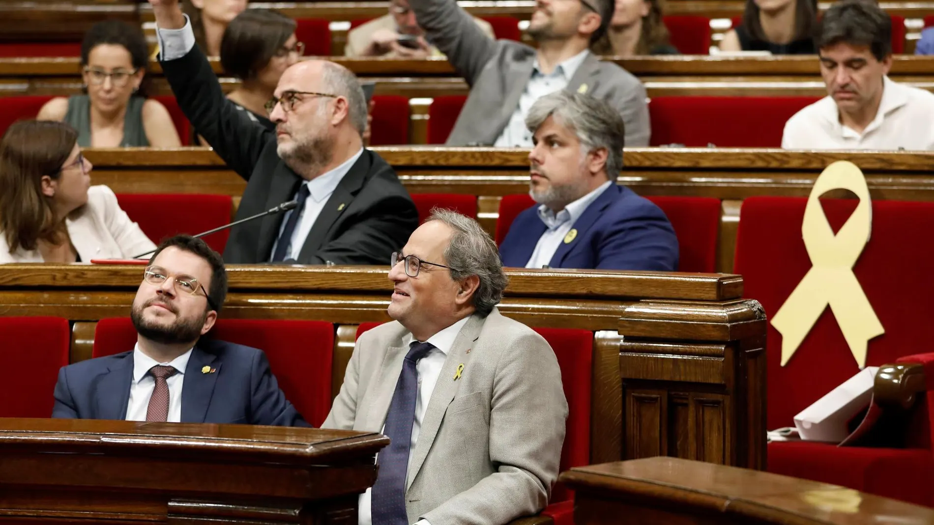 Quim Torra junto a varios diputados de la bancada independentista en el Parlament.