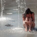 Una persona se refresca en una fuente del Parque Central de Valencia.