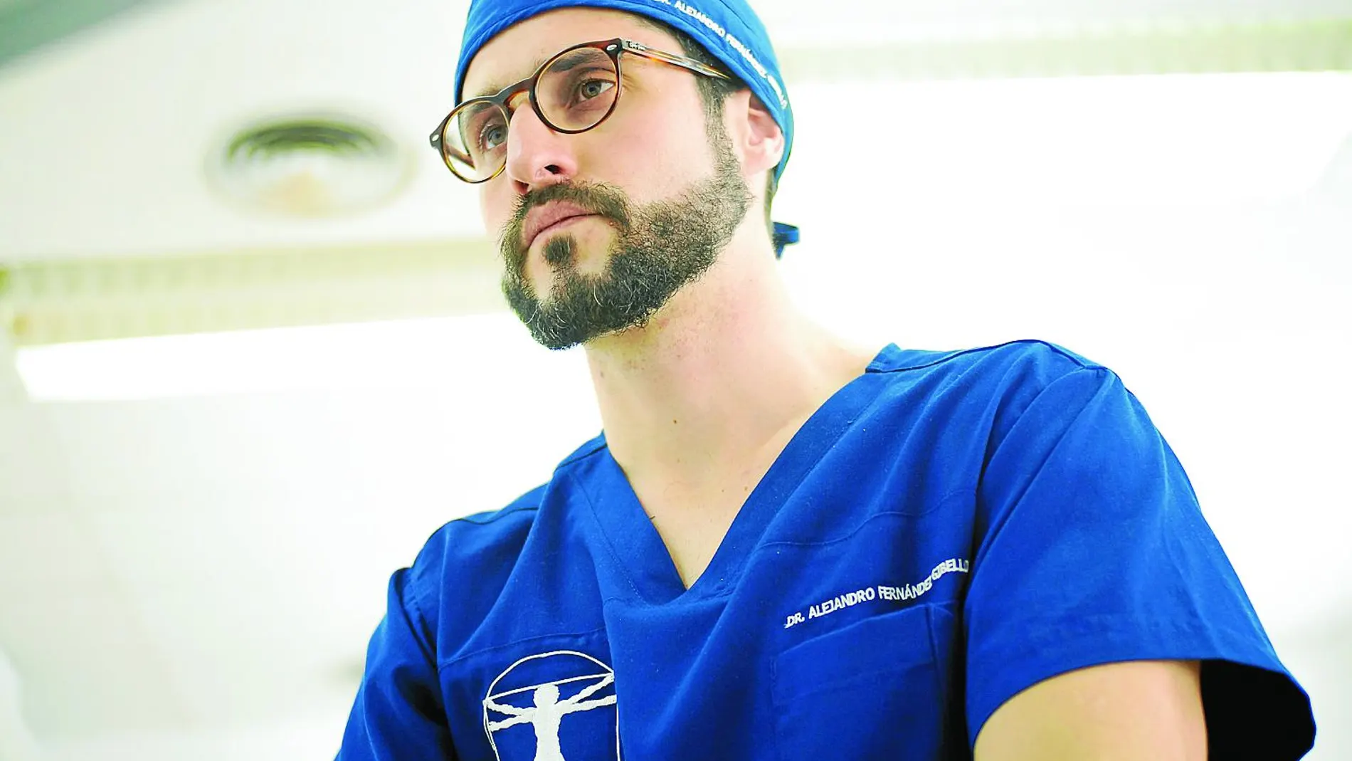 Alejandro Férnandez Gibello ha descrito y publicado la primera técnica a nivel mundial de Cirugía Ecoguiada del Túnel Tarsal en «Surgical and Radiologic Anatomy».