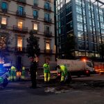 Operarios limpian las calles de Barcelona tras los altercados del martes