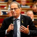 El presidente de la Generalitat, Quim Torra, responde a una pregunta de la oposición, durante la sesión de control celebrada hoy en el Parlament, dos días después la moción de censura presentada por Ciudadanos.